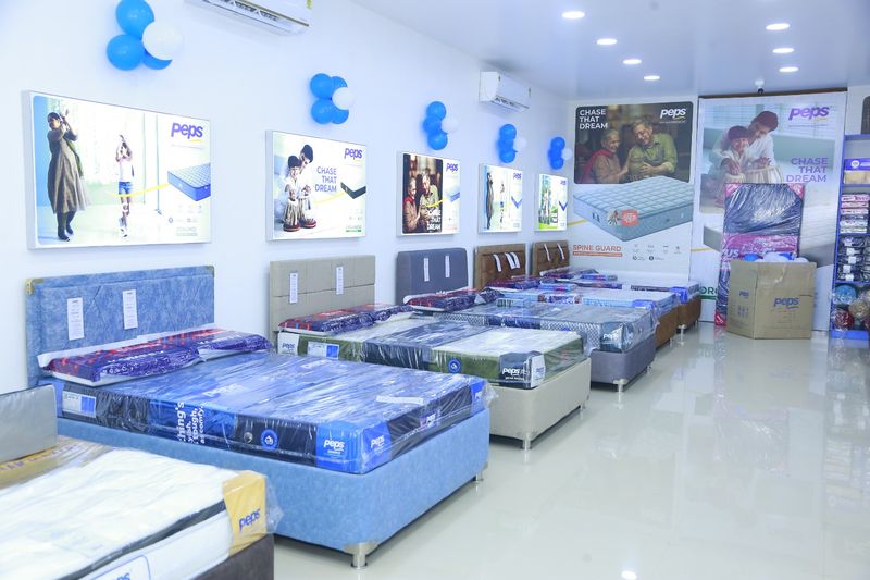 Zenimo, Spine Guard and other Peps mattresses along the showroom's left wall